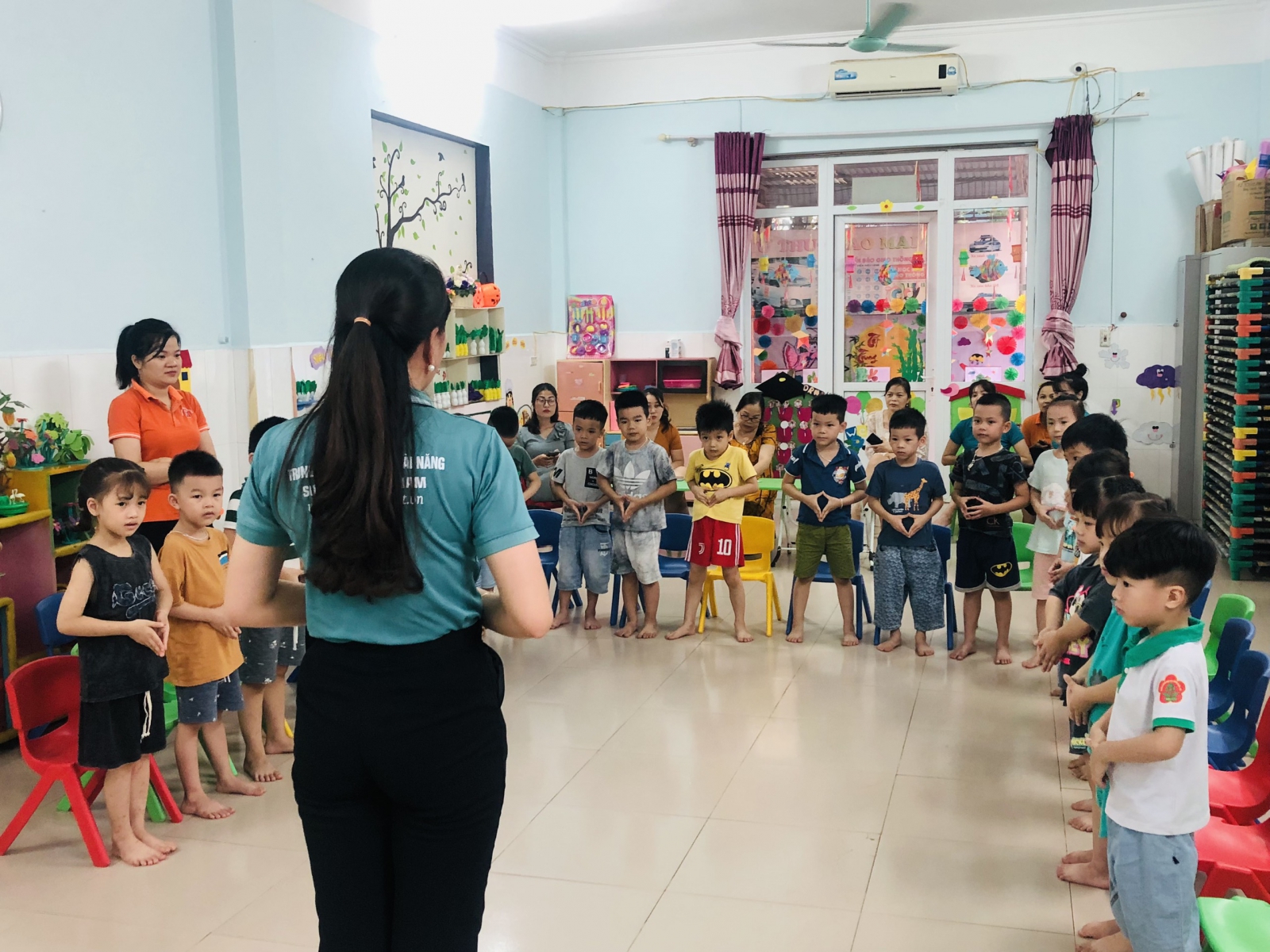 Các em học sinh được tham gia thực hành "Giải phóng ngôn ngữ hình thể"