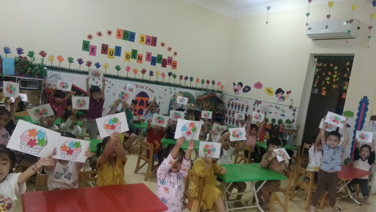 các bạn nhỏ làm xong bức tranh bạn nào cũng háo hức mang về tặng mẹ thân yêu.