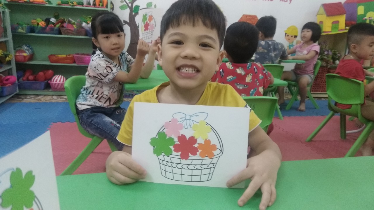 Trường mầm non Quỳnh Lâm thành phố Hòa Bình. Tiết học "Làm tranh dán hoa tặng mẹ" Tạo hóa này cho chúng con một gia đình tuyệt vời, một người mẹ hoàn hảo, mẹ luôn yêu thương con hơn bản thân mình, những gì có thể làm được Mẹ luôn hy sinh cho các con, Mẹ là người mẹ mẫu mực, người duy nhất trong đời lúc nào cũng yêu thương, quan tâm, lo lắng cho các con. Từ đáy lòng không có từ nào để diễn tả hết sự kính trọng, lòng biết ơn và tình cảm của con với Mẹ cả...Con chỉ biết nói một điều đơn giản và quen thuộc: "Mẹ ơi, con yêu Mẹ, yêu Mẹ nhiều lắm". Nhân ngày 20/10 con chúc mẹ! Chúc mùng người phụ nữ xinh đẹp, đảm đang vô cùng tuyệt vời... Con yêu mẹ nhiều lắm.