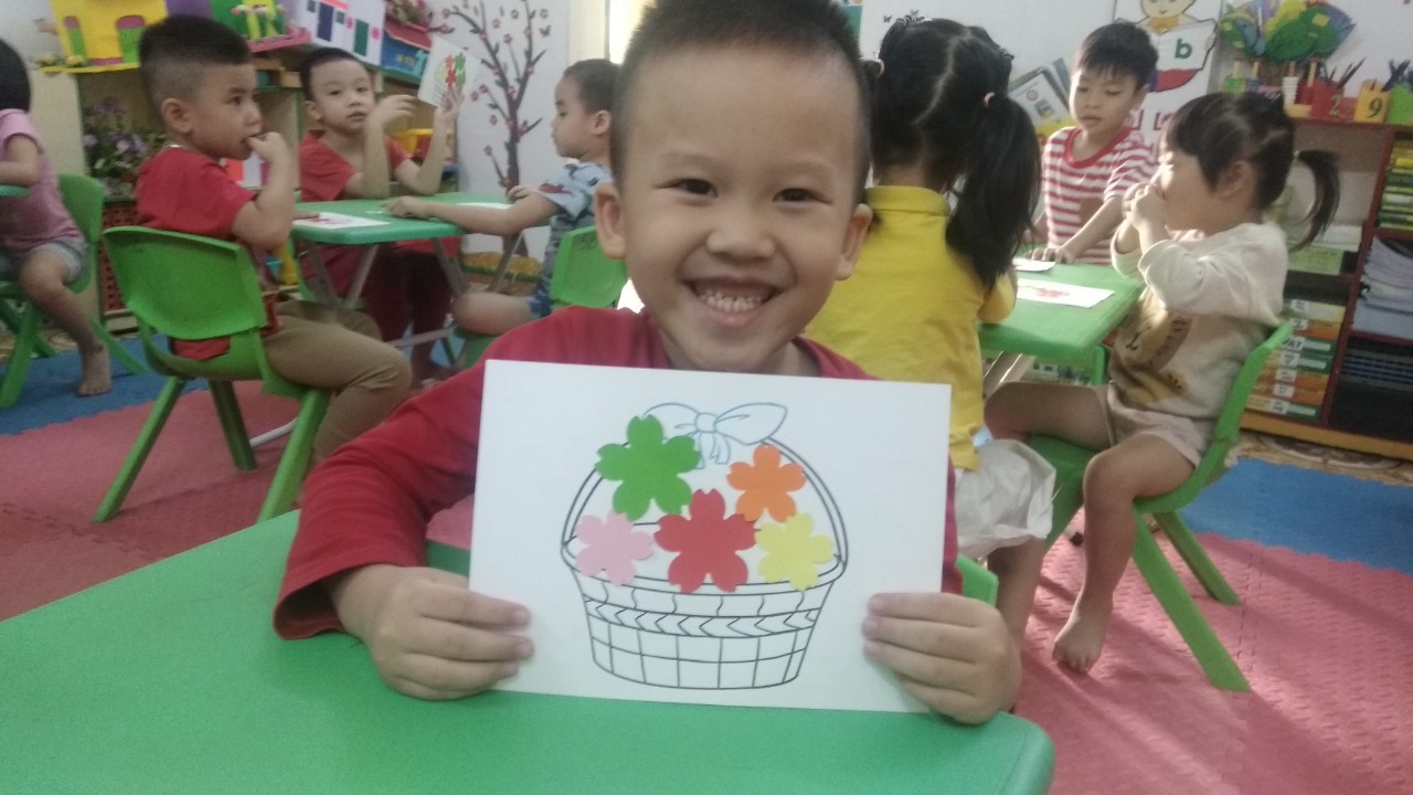 Đây là thành quả của các con làm tranh dán hoa tặng mẹ.