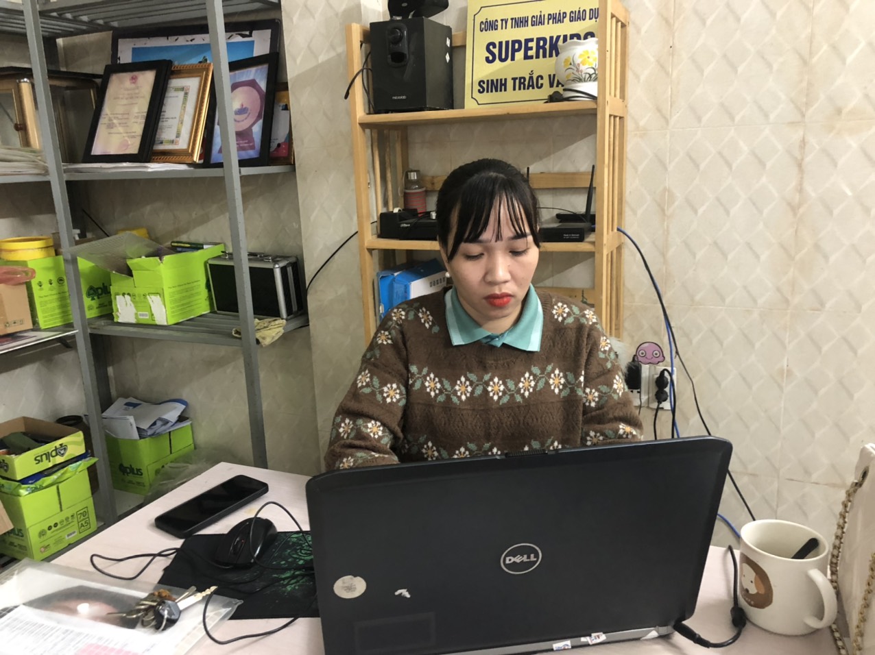 Cô Nguyễn Thúy Ngần trưởng phòng đào tạo đang say xưa làm việc.