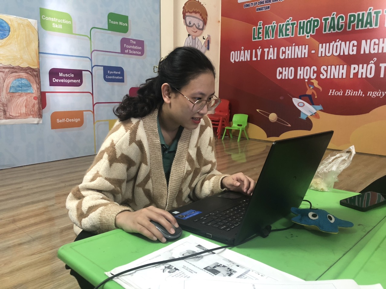 Cô giáo Tiểu Mai nick name " Cô Lyly" Một cô giáo trẻ trung, năng đông, và rất đáng yêu. Chính vì vậy nên các bạn nhỏ rất yêu mến cô.