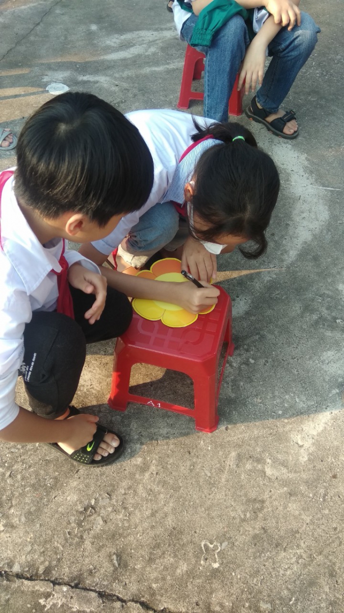 Học sinh trường THCS Kỳ Sơn viết những lời nói đẹp, lời nói cảm ơn của các em học sinh.