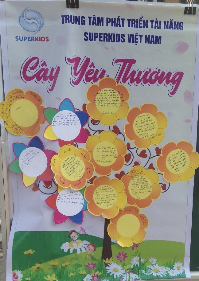 Học sinh dán những bông hoa có những lời nói đẹp để gửi tới các thầy cô giáo và các bạn.