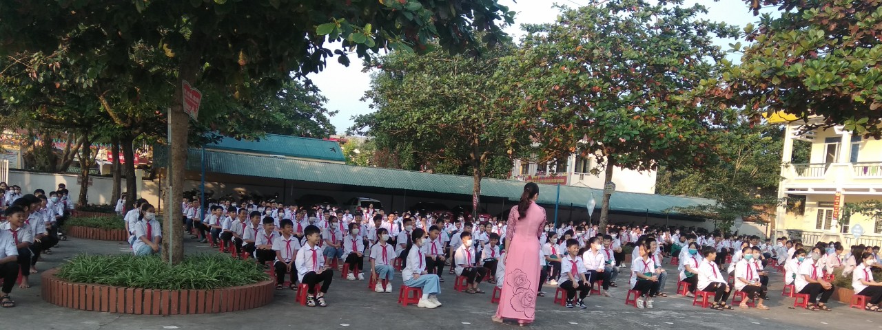 Diễn giả Thúy Ngần đang chia sẻ về chuyên đề "Văn hóa ứng xử học đường"