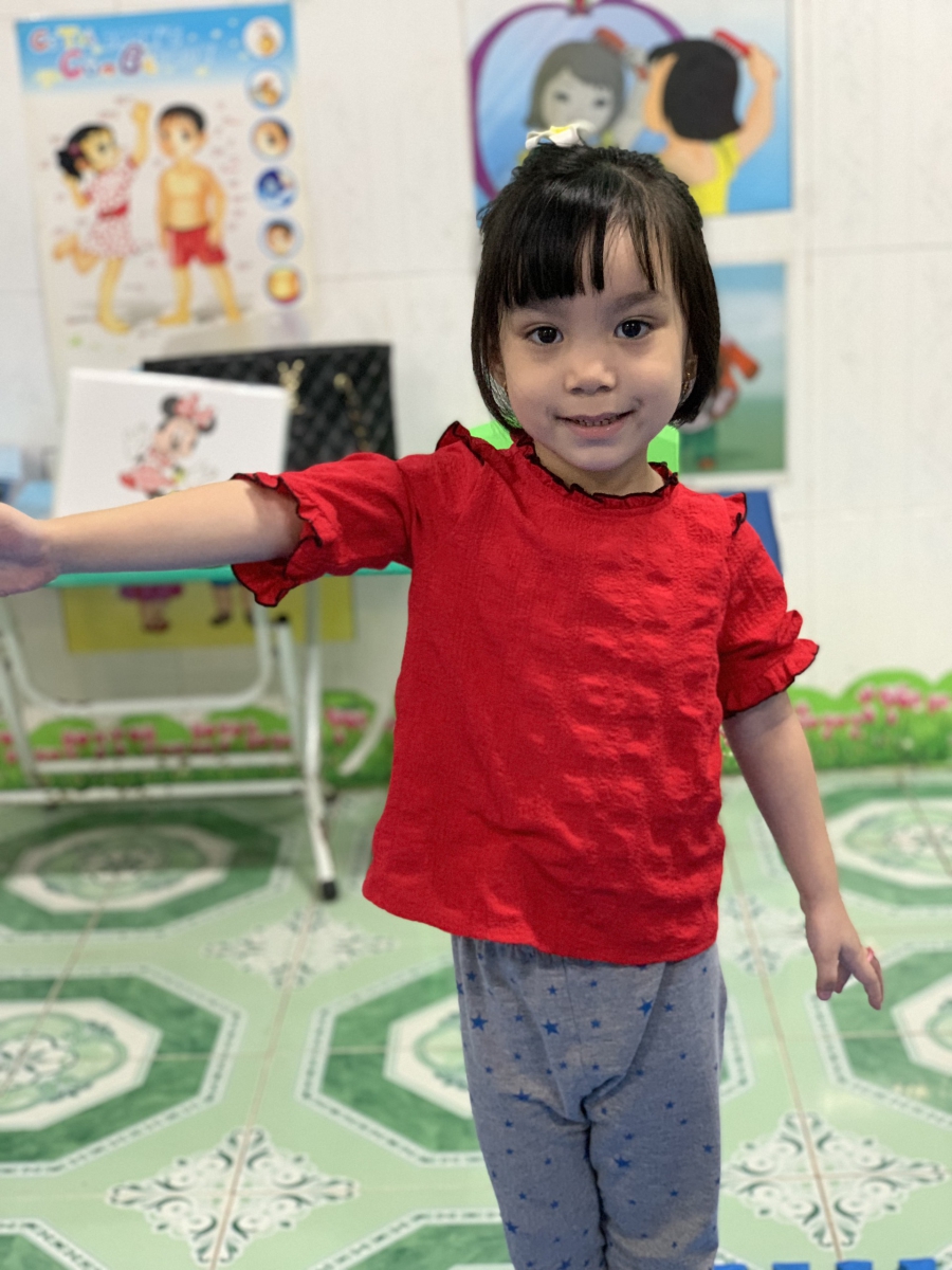 Có lẽ trong số chúng ta, ai cũng từng một lần nghe qua cụm từ “Ngôn ngữ hình thể” Ngôn ngữ hình thể hay ngôn ngữ cơ thể (tiếng anh: body language) là một dạng phi ngôn ngữ trong đó các hành vi của cơ thể được dùng để thể hiện hoặc truyền đạt thông tin. Hành vi như vậy bao gồm các biểu hiện trên khuôn mặt, tư thế cơ thể, cử chỉ, cử động của mắt, sử dụng không gian cá nhân. Ngôn ngữ hình thể rất quan trọng sử dụng ngôn ngữ hình thể một cách khéo léo, linh hoạt là vô cùng cần thiết trong giao tiếp. Từ đó giúp người nói biểu đạt ý muốn một cách sinh động và cụ thể hơn. Xin mời quý phụ huynh, thầy cô và các bạn cùng ngắm nhìn các bạn nhỏ trường mầm non Phương Lâm thực hiện "Kỹ năng giải phóng ngôn ngữ hình thể" Trung tâm phát triển tài năng Superkids Việt Nam liên tục tuyển sinh Dành cho học sinh từ 3-18 tuổi. #Lớp_MC_nhí. #lớp_KNS_Đánh_thức_tiềm_năng. #Tổ_chức_tour_Du_lịch_trải_nghiệm #Giảng_dạy_chuyên_đề_Kỹ_năng_sống_tại_nhà_trường. Ngõ 445 Đường Hòa Bình, Phường Phương Lâm, TP Hòa Bình, Tỉnh Hòa Bình. Website: www.superkids.net.vn Liên hệ: E Thùy 0837785666