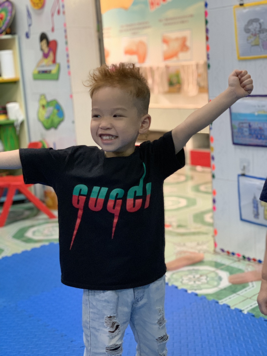 Các em học sinh Trường mầm non Phương Lâm rất tự tin thể hiện các kỹ năng "Giải phóng ngôn ngữ hình thể" sau khi giáo viên Superkids hướng dẫn.