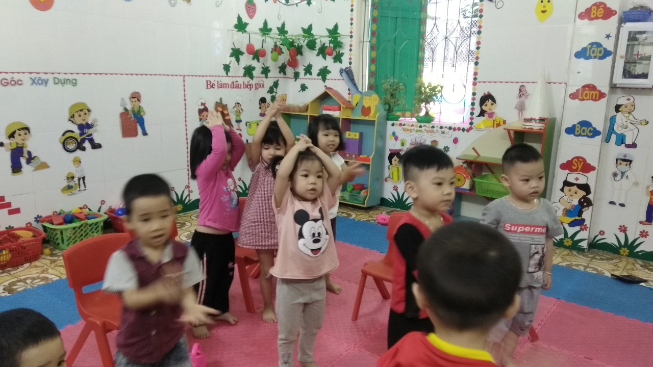 Các em được tham gia các trò chơi sôi động. giúp các em thoải mái và tự tin thể hiện mình hơn.