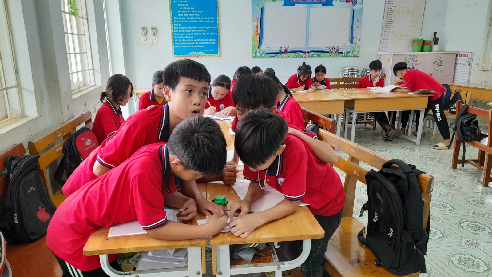 Các em học sinh tham gia hoạt động thảo luận nhóm.