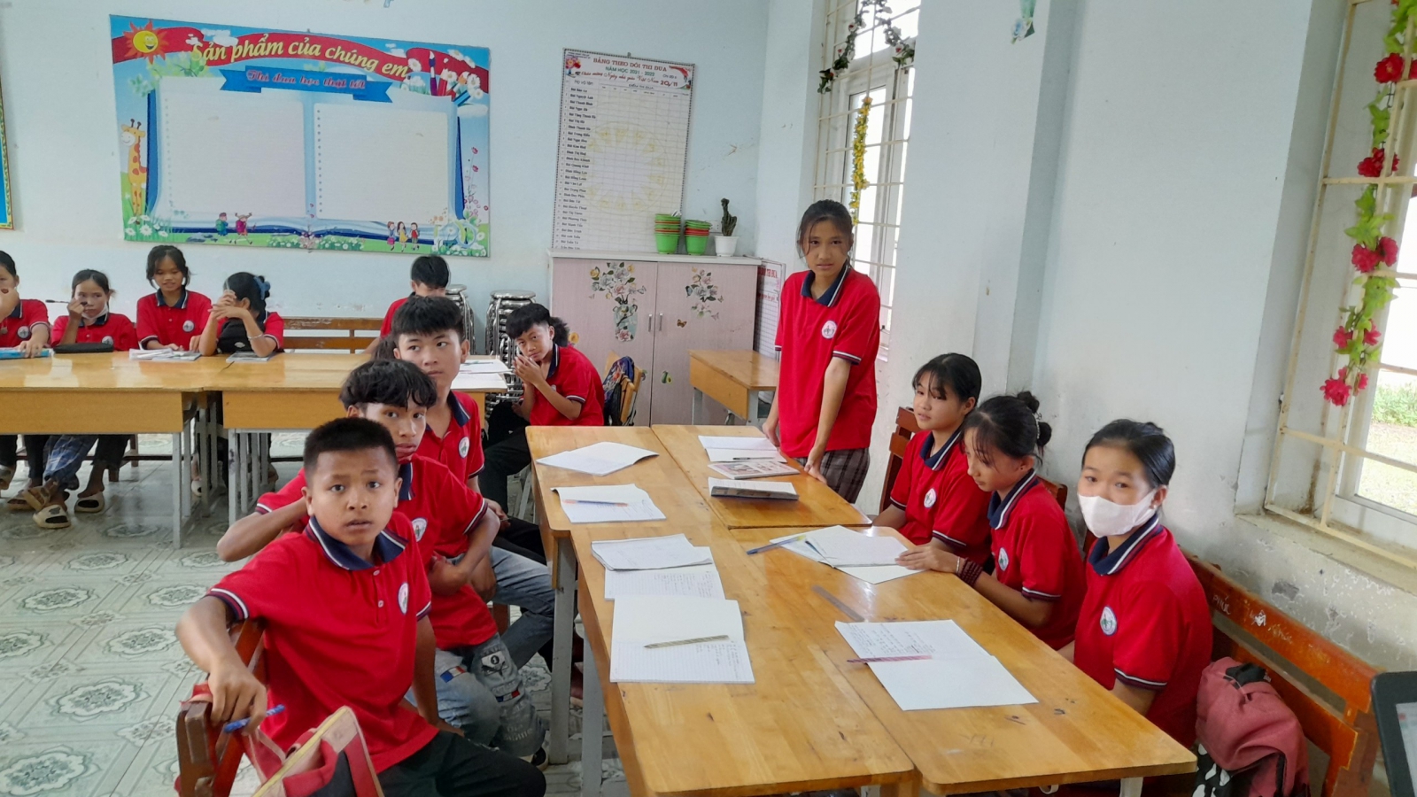 Học sinh rất chăm chú lắng nghe cô giảng bài, tích cực trả lời câu hỏi của cô.