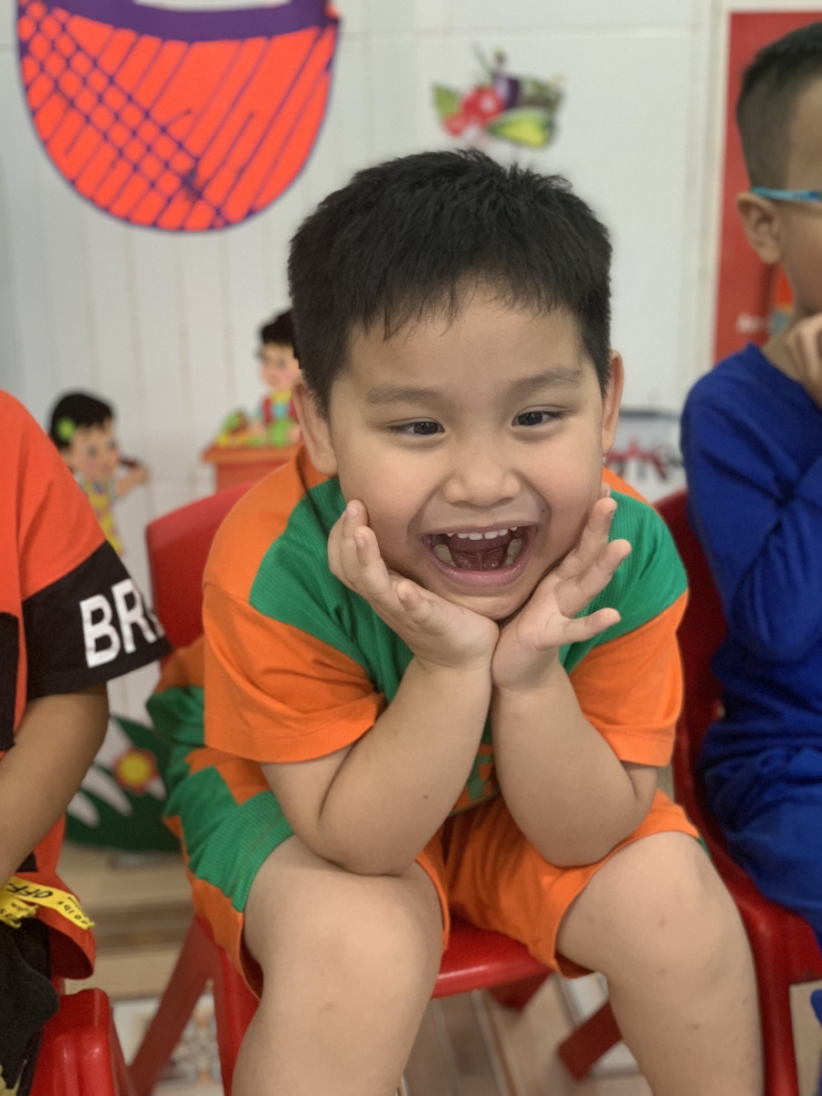 Biểu cảm vui các em học sinh diễn suất rất tốt.