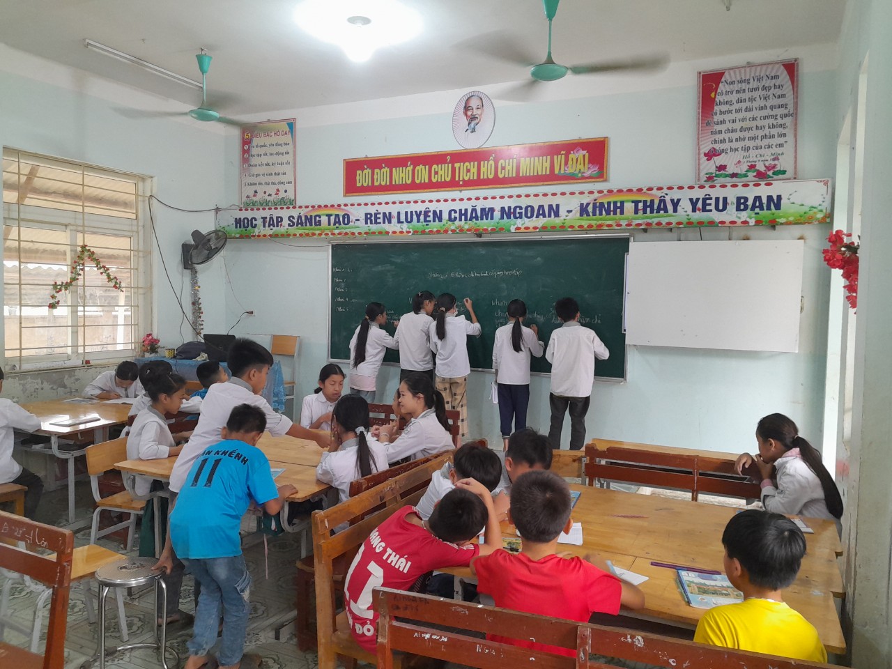 Đại diện các nhóm lên bảng ghi kết quả của nhóm