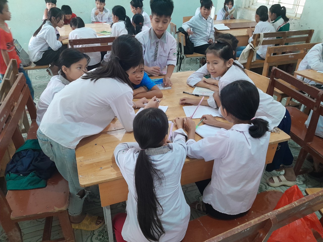 Học sinh tích cực làm việc nhóm trong giờ họ KNS Gaia