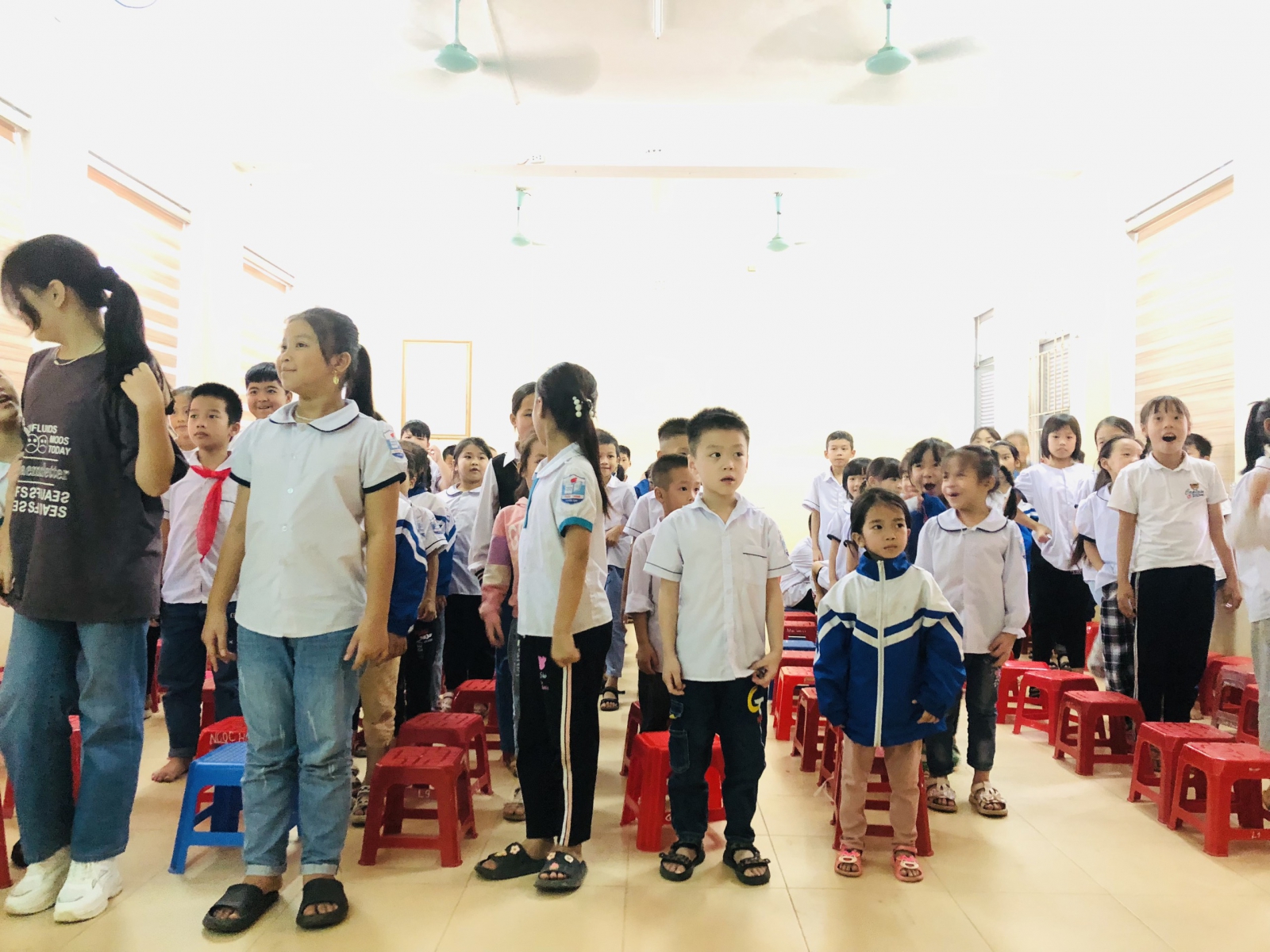 Học sinh xem Video nhảy: Con Cào cào và nhảy theo hoặc nhảy sáng tạo 