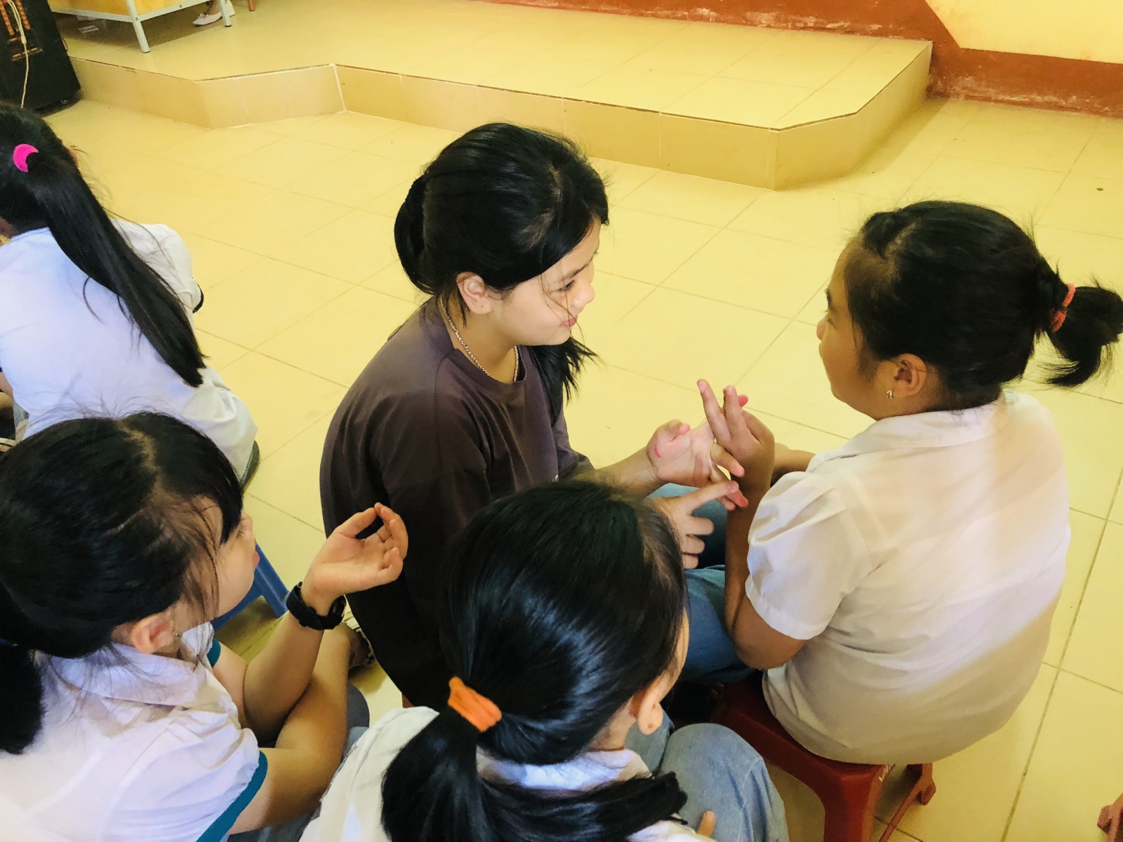 Học sinh thảo luận nhóm. Thử thách khởi tạo các ý tưởng giúp vượt qua cơn buồn ngủ vào mỗi sáng