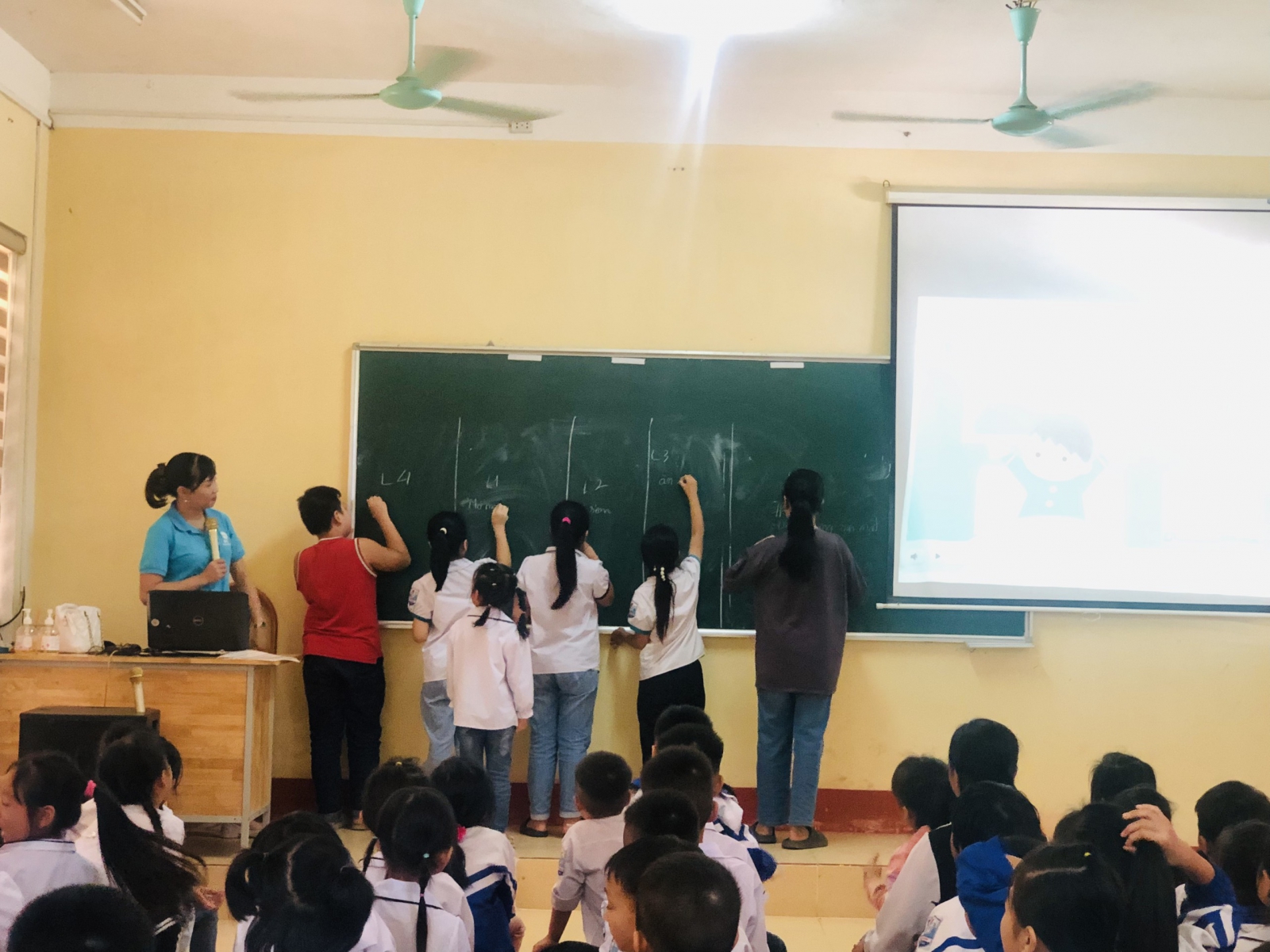 Các thành viên trong nhóm lần lượt viết lên bảng các ý tưởng giúp tỉnh táo vào buổi sáng theo hình thức tiếp sức, các ý tưởng không trùng lặp nhau