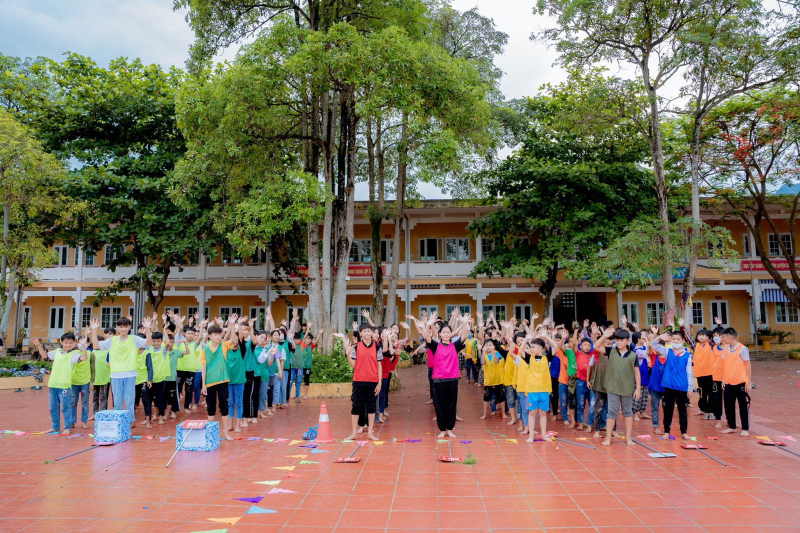 Các bạn học sinh có một buổi hoạt động ý nghĩa ôn lại Lịch sử hào hùng của dân tộc.