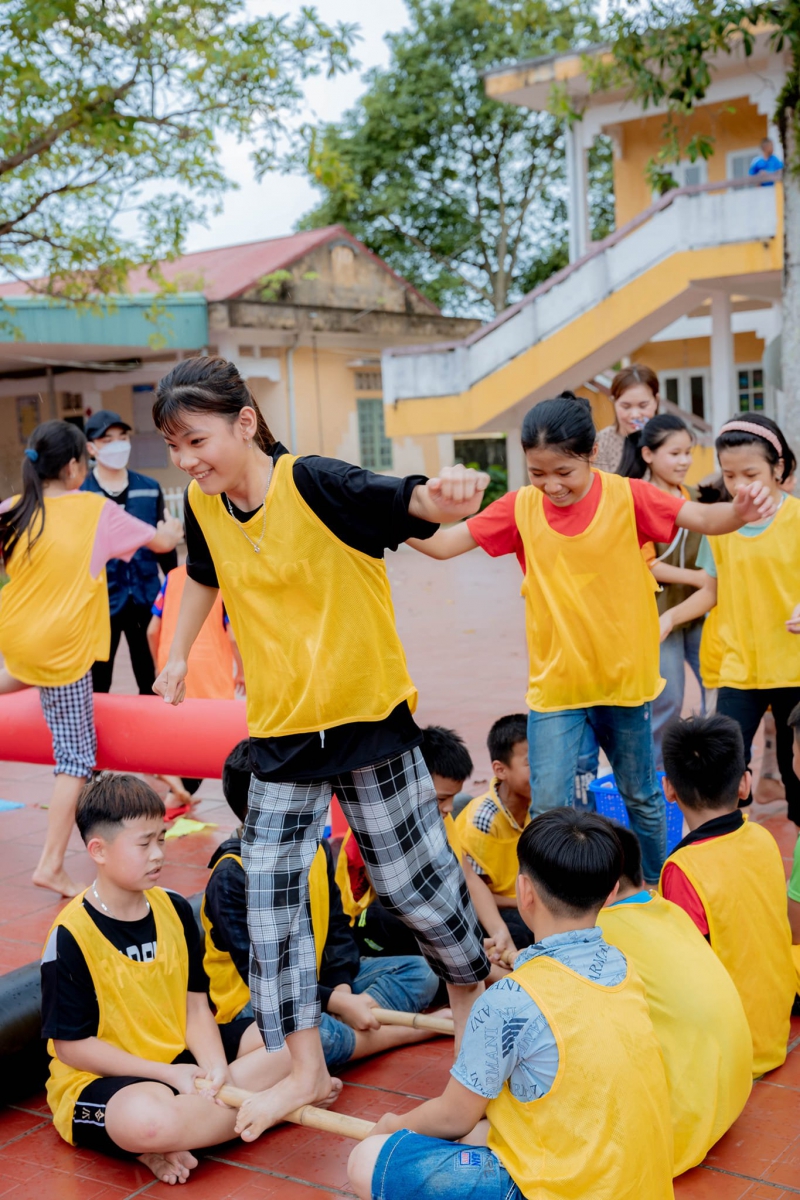 #Ngày_hội_hào_khí_Việt_Nam.  Lịch sử hào hùng hùng của dân tộc ta sẽ được các em ôn lại thông qua trạm chơi. Trạm 1; THUỶ CHIẾN BẠCH ĐẰNG  Tái hiện hình ảnh Vua tôi nhà Trần đóng cọc trên sông Bạch Đằng chuẩn bị cho trận Thuỷ chiến chống quân Nguyên Mông năm 1288. Trạm 2; HUẤN LUYỆN KỴ BINH  Tái hiện lại cảnh huấn luyện kỵ binh ở doanh trại Tây Sơn. Chuẩn bị cho cuộc tiến quân thần tốc của nghĩa quân Tây Sơn năm 1788. Trạm 3; CHINH PHỤC ƯỚC MƠ  Những viên ngọc cũng giống như những ước mơ còn những chiếc rổ cũng giống như đích đến. Không ngừng cố gắng học tập và rèn luyện , vượt qua gian nan để chạm đến ước mơ. Trung tâm Superkids  tổ chức #Ngày_hội_hào_khí_Việt_Nam cho các em học sinh khối TH & THCS năm học 2022 - 2023. Quý thầy cô quan tâm vui lòng liên hệ để được tư vấn chi tiết.  Trung tâm phát triển tài năng Superkids Việt Nam liên tục tuyển sinh Dành cho học sinh từ 3-18 tuổi. #Lớp_MC_nhí. #lớp_KNS_Đánh_thức_tiềm_năng. #Tổ_chức_tour_Du_lịch_trải_nghiệm #Giảng_dạy_chuyên_đề_Kỹ_năng_sống_tại_nhà_trường.  Ngõ 445 Đường Hòa Bình, Phường Phương Lâm, TP Hòa Bình, Tỉnh Hòa Bình.  Website: www.superkids.net.vn Liên hệ: E Thùy 0837785666