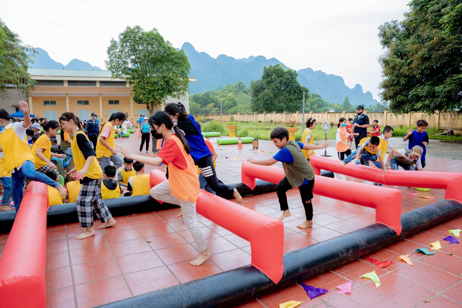 Các em học sinh tham gia chơi nhiệt tình