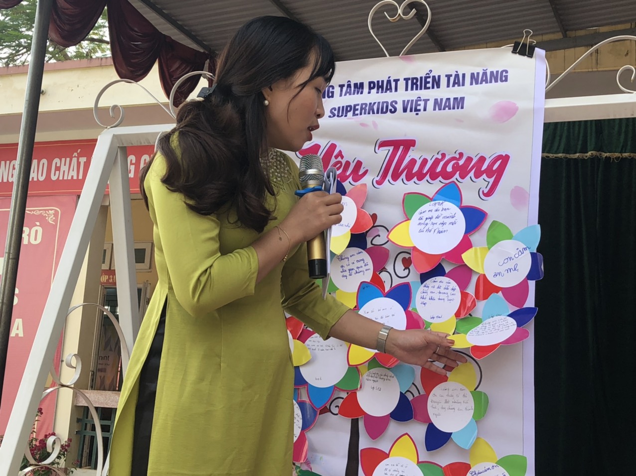 Diễn giả Thúy Ngần đọc những lời nói đẹp của các em học sinh dành cho Thầy cô, bạn bè, cha mẹ..
