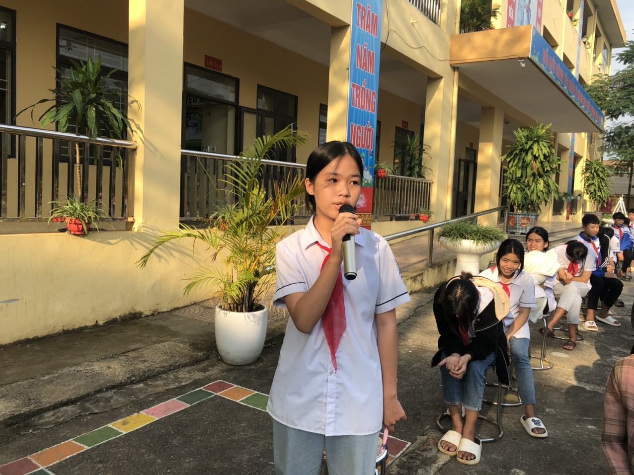 Các em học sinh tham gia trò chơi "Nhìn hình đoán câu ca dao, tục ngữ"