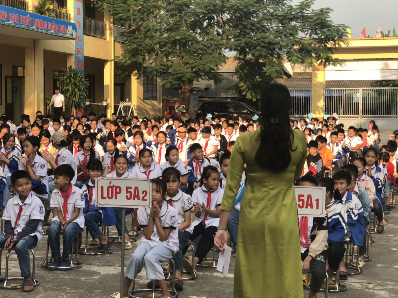 Các em học sinh tham gia trò chơi khởi động "O,A"