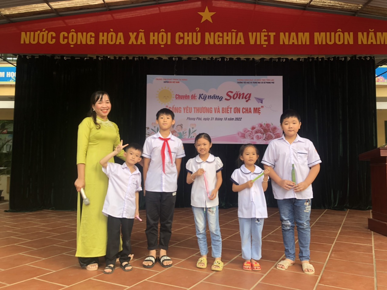Các em học sinh trả lời đúng trong trò chơi "Nghe nhạc đoán tên bài hát" nhận được phần quà của Trung tâm Superkids.