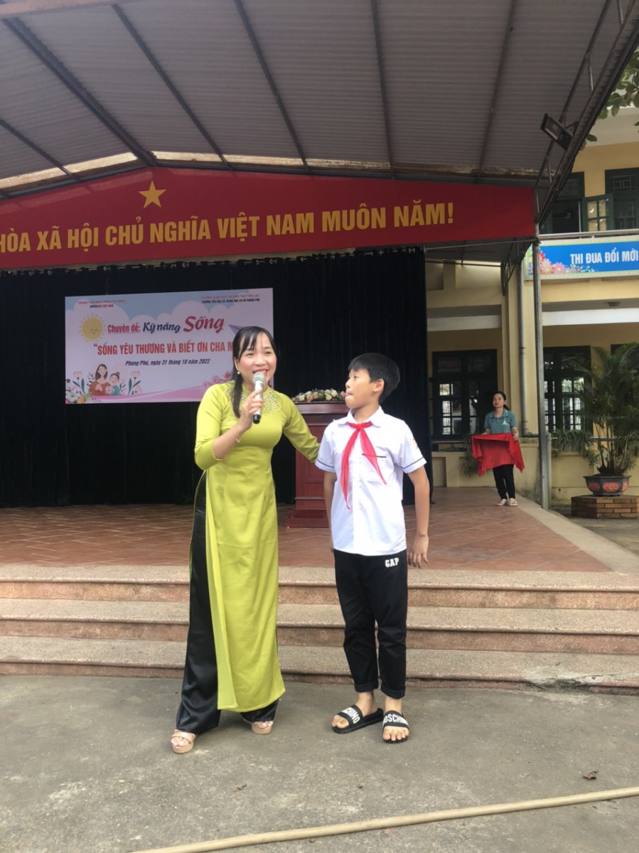 Học sinh trả lời trong trò chơi "Nghe nhạc đoán tên bài hát"