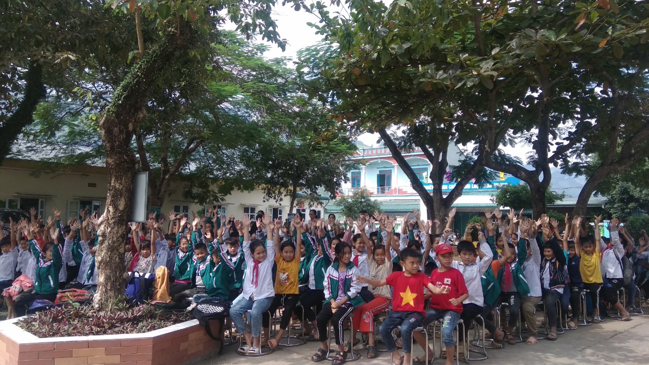 Các em học sinh tham gia hoạt động Hoạt động "Văn hóa vỗ tay"