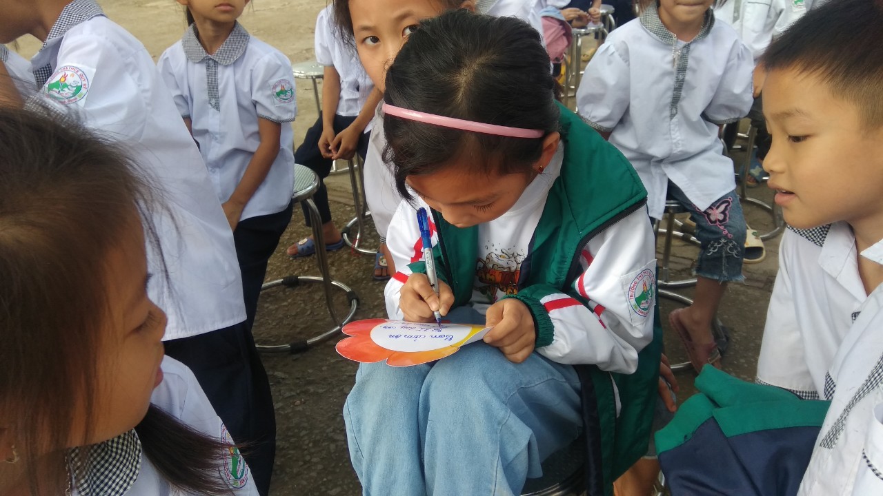 Văn hoá ứng xử học đường Là một đề tài thú vị có thể xem là một cơ hội để học sinh nhìn nhận lại chính mình. - Văn hoá lịch sự khi giao tiếp. - Luôn thể hiện thái độ cử chỉ, lời nói nhã nhặn khiêm tốn, vui vẻ bình tĩnh trong mọi tình huống. - Không to tiếng, hách dịch, không gây căng thẳng cho người khác Trường TH & THCS Quy Mỹ huyện Tân Lạc phối hợp với nhà trường tổ chức Chuyên đề "Văn hoá ứng xử học đường" cho các em học sinh. Trung tâm phát triển tài năng Superkids Việt Nam liên tục tuyển sinh Dành cho học sinh từ 3-18 tuổi. #Lớp_MC_nhí. #lớp_KNS_Đánh_thức_tiềm_năng. #Tổ_chức_tour_Du_lịch_trải_nghiệm #Giảng_dạy_chuyên_đề_Kỹ_năng_sống_tại_nhà_trường. Ngõ 445 Đường Hòa Bình, Phường Phương Lâm, TP Hòa Bình, Tỉnh Hòa Bình. Website: www.superkids.net.vn Liên hệ: E Thùy 0837785666