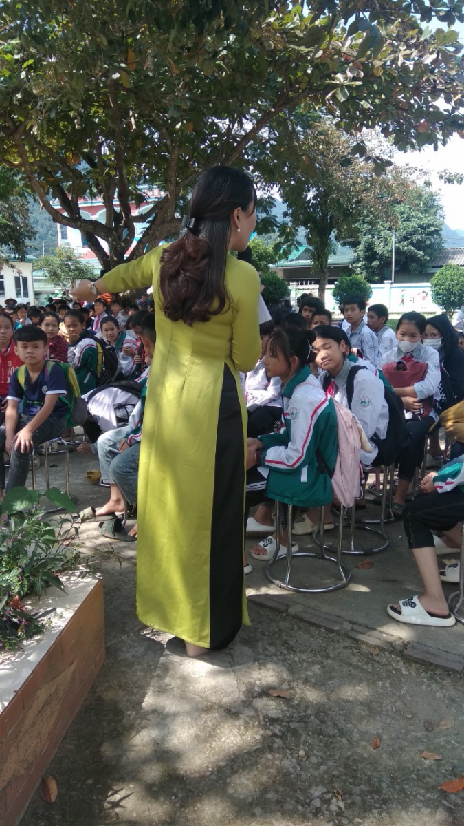 Diễn giả Thúy Ngần chia sẻ chuyên đề "Văn hóa ứng xử học đường"