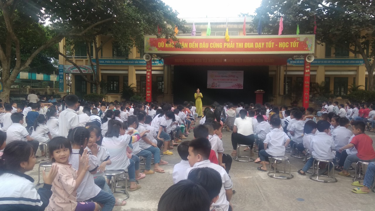 Các em yêu quý, mỗi người chúng ta được sinh ra, được trưởng thành, được thành đạt trên cõi đời này đều do công ơn sinh thành dưỡng dục của mẹ cha. Công ơn trời biển ấy kể sao cho xiết: Nước biển mênh mông không đong đầy tình mẹ Mây trời lồng lộng không phủ kín công cha Qua chuyên đề “Biết ơn cha mẹ” thầy cô mong muốn đưa các em về với cội nguồn, thắp lên trong các em ngọn lửa của lòng biết ơn, lòng hiếu kính đối với các đấng sinh thành, giúp cho các em nhìn thấy rõ hơn, sâu sắc hơn công ơn, sự vất vả, nhọc nhằn, hy sinh của cha mẹ và biết thể hiện lòng biết ơn, báo hiếu bằng cách cố gắng học tập, học làm người để cha mẹ tự hào, hạnh phúc. Chuyên đề “ Sống Yêu Thương và Biết Ơn Cha Mẹ” sẽ giúp các em học sinh: - CÀI ĐẶT tâm thái học sinh tự lập, tự tin, thông minh, khoẻ mạnh. - THẤU HIỂU vai trò, sự hi sinh lớn lao của mẹ. - THẤU HIỂU tình yêu của cha. - THỰC HÀNH duy trì những cảm xúc tích cực. - HIỂU RÕ những sự nổi loạn, những sai lầm của con cái. - THẤU HIỂU thế nào là người con tuyệt vời báo hiếu cha mẹ Trung tâm phát triển tài năng Superkids Việt Nam liên tục tuyển sinh Dành cho học sinh từ 3-18 tuổi. #Lớp_MC_nhí. #lớp_KNS_Đánh_thức_tiềm_năng. #Tổ_chức_tour_Du_lịch_trải_nghiệm #Giảng_dạy_chuyên_đề_Kỹ_năng_sống_tại_nhà_trường. Ngõ 445 Đường Hòa Bình, Phường Phương Lâm, TP Hòa Bình, Tỉnh Hòa Bình. Website: www.superkids.net.vn Liên hệ: E Thùy 0837785666.