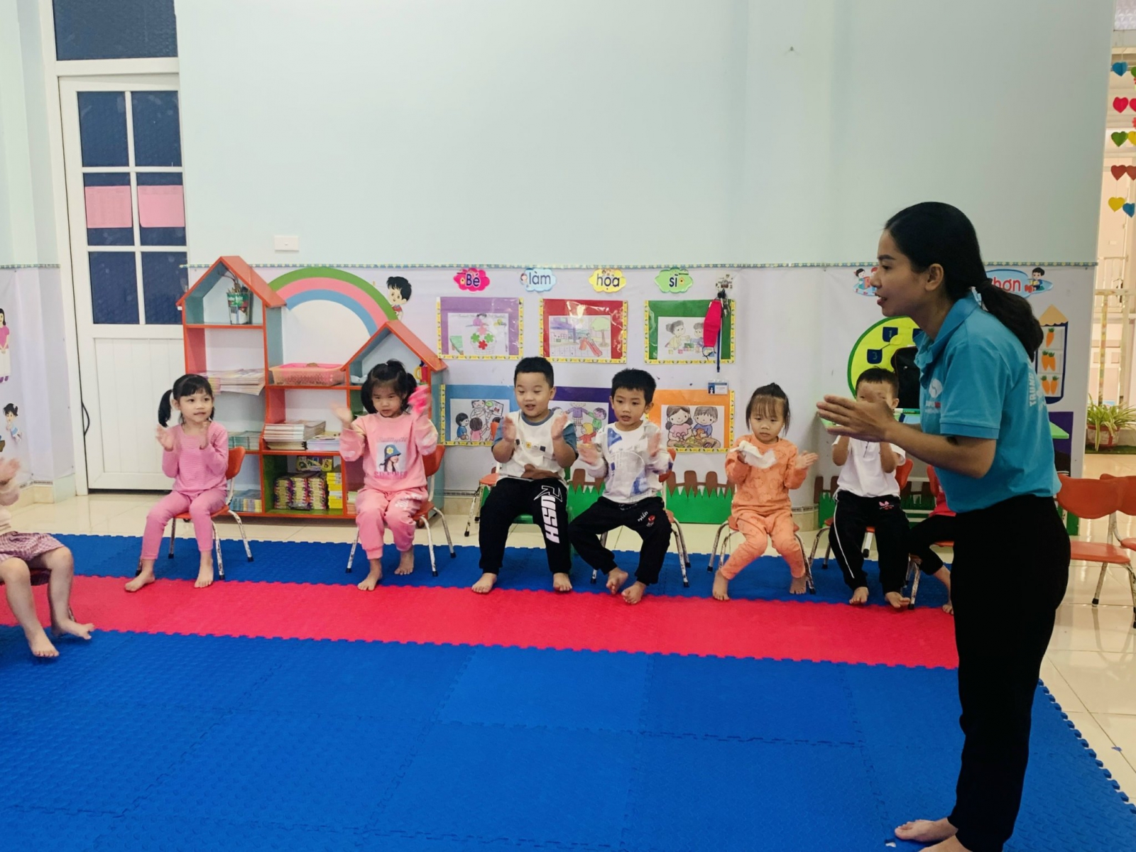 Các bạn nhỏ rất tập chung lắng nghe cô Mun giảng bài 