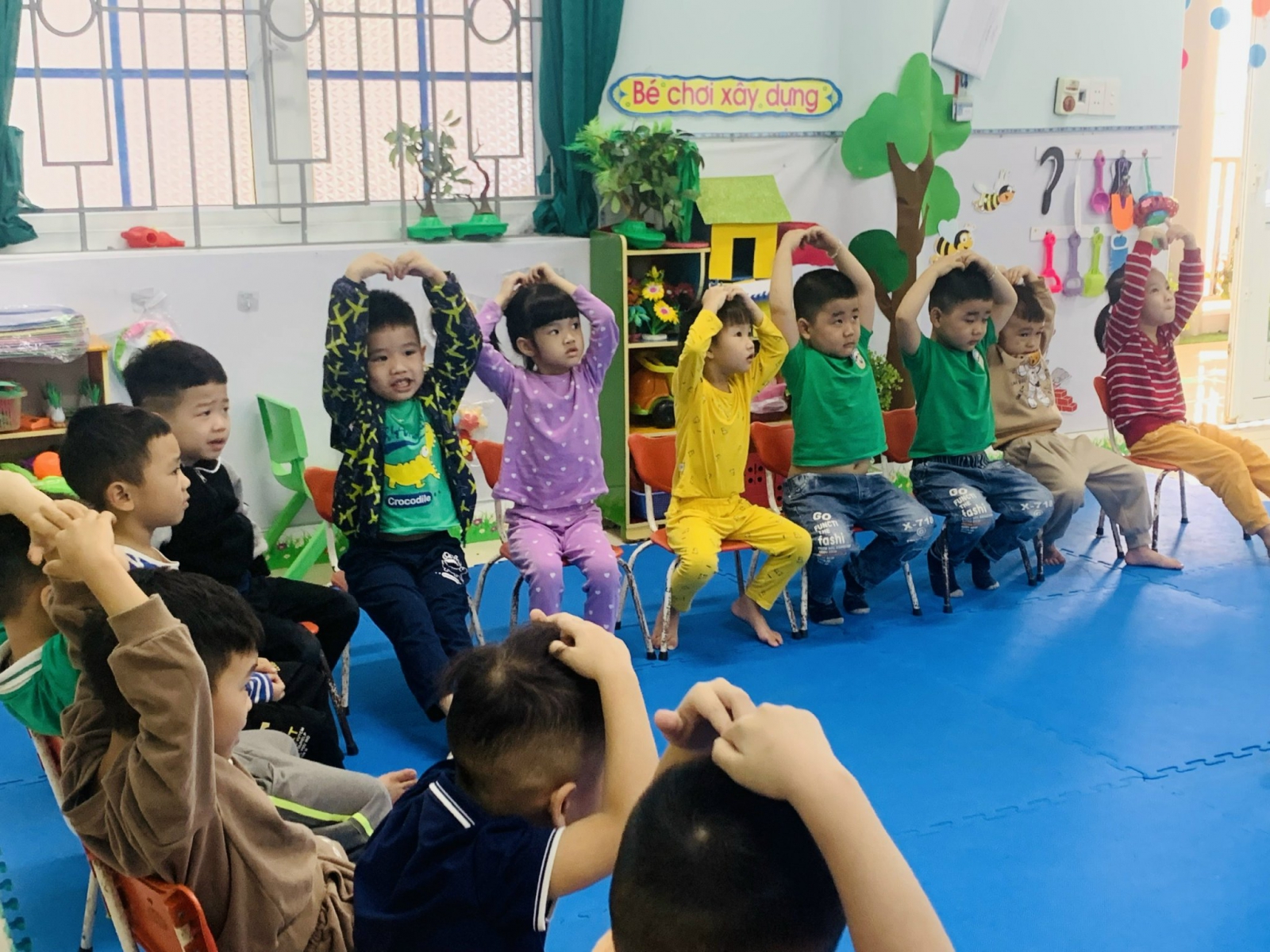 Các bạn nhỏ tham gia chơi trò chơi "Thượng đế cần"