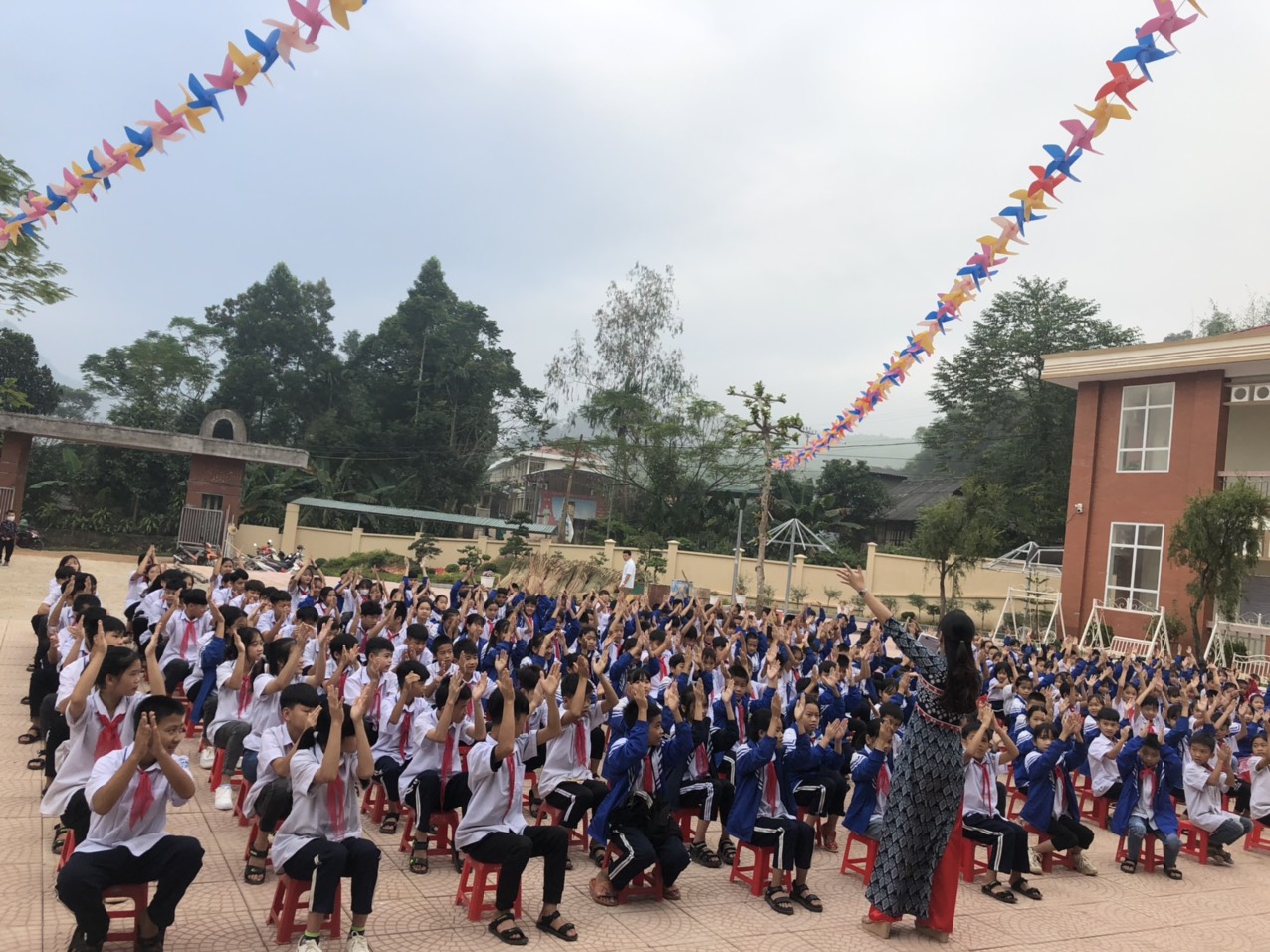 Các em học sinh tham gia văn hóa "Vỗ tay"