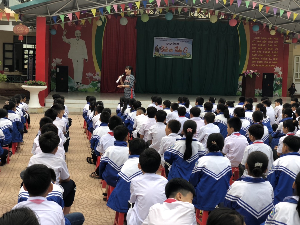 Học sinh rất chăm chú lắng nghe cô chia sẻ về chuyên đề "Biết ơn thầy cô"