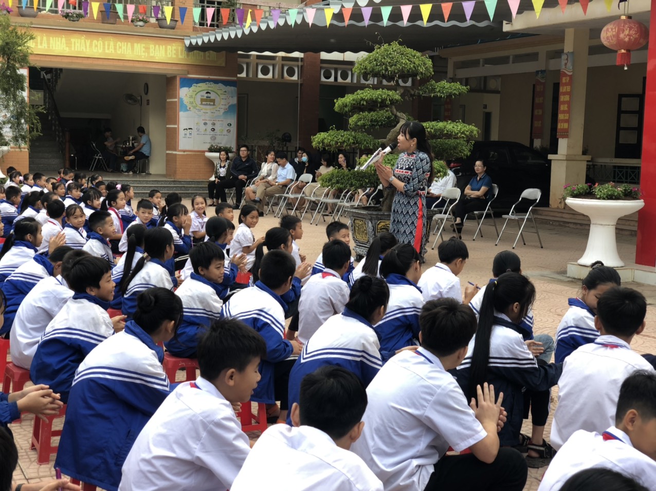 Các em học sinh tham gia trò chơi Khởi động "O, A"