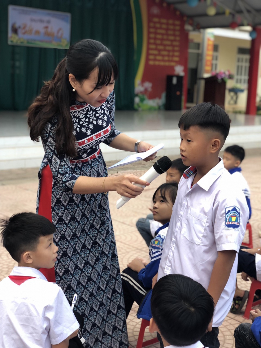 Học sinh tích cực tham gia trò chơi "Nghe nhạc đoán tên bài hát"