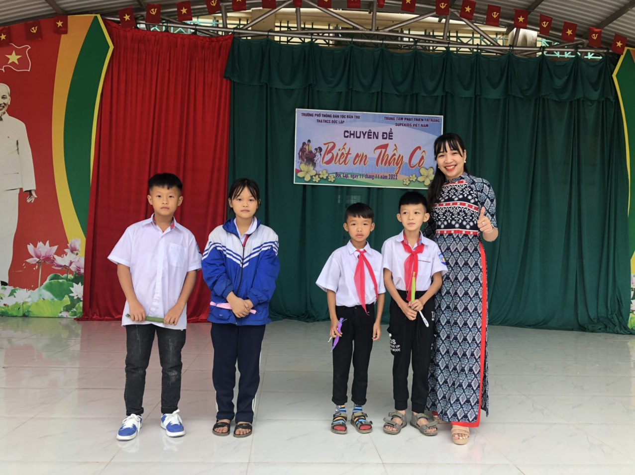 Học sinh suất sắc trả lời đúng trong trò chơi nhận được phần quà của ban tổ chức.