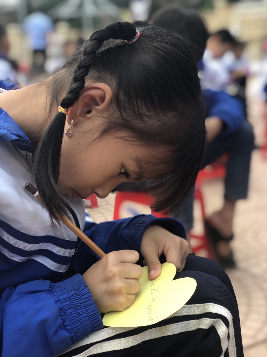 Học sinh viết những tâm tư tình cảm yêu thương của mình gửi tới các thầy cô.