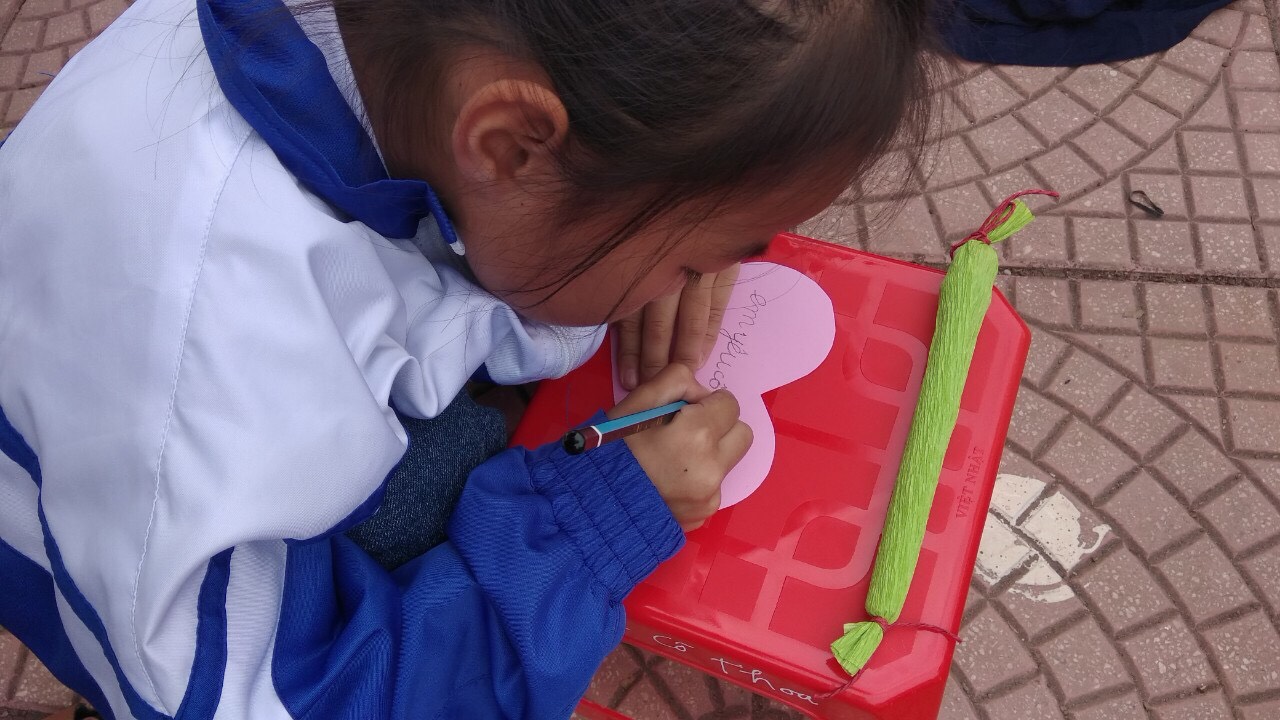 Các em học sinh tri ân thầy cô của mình bằng cách viết tim yêu thương.