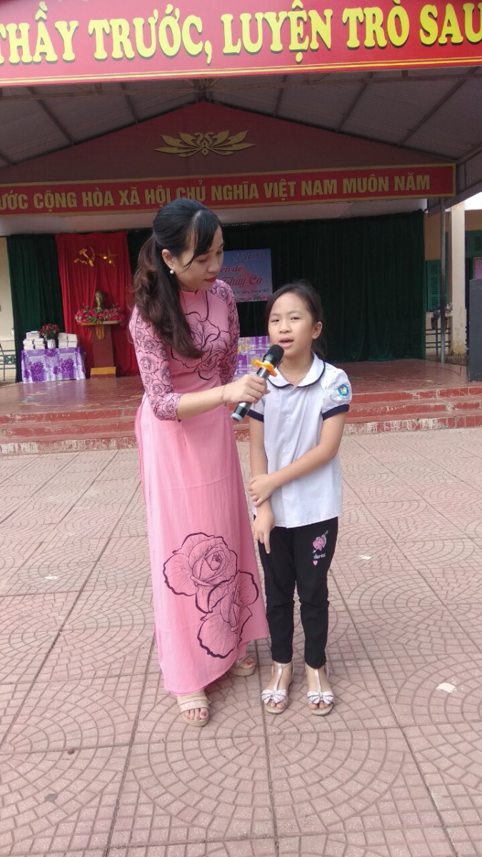 Các em học sinh tham gia trò chơi "Nghe nhạc doán tên bài hát"