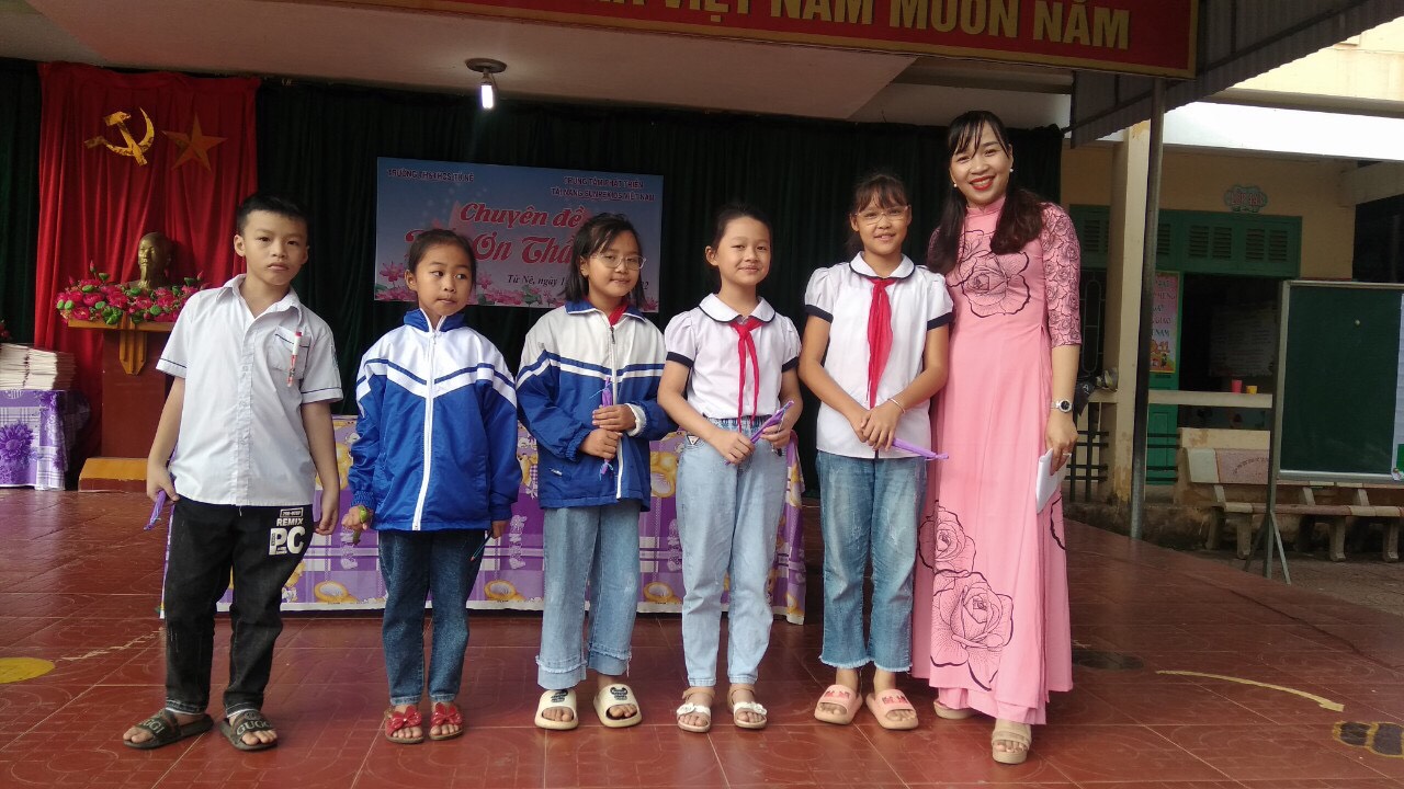 5 em học sinh xuất sắc trả lời đúng trong trò chơi "NGa nhạc đoán tên bài hát"