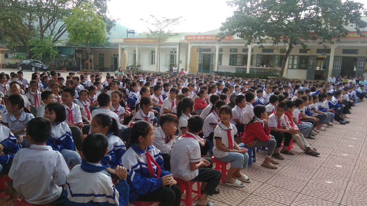 Học sinh chăm chú nghe diễn Thúy Ngần chia sẻ về chuyên đề "Biết ơn thầy cô"