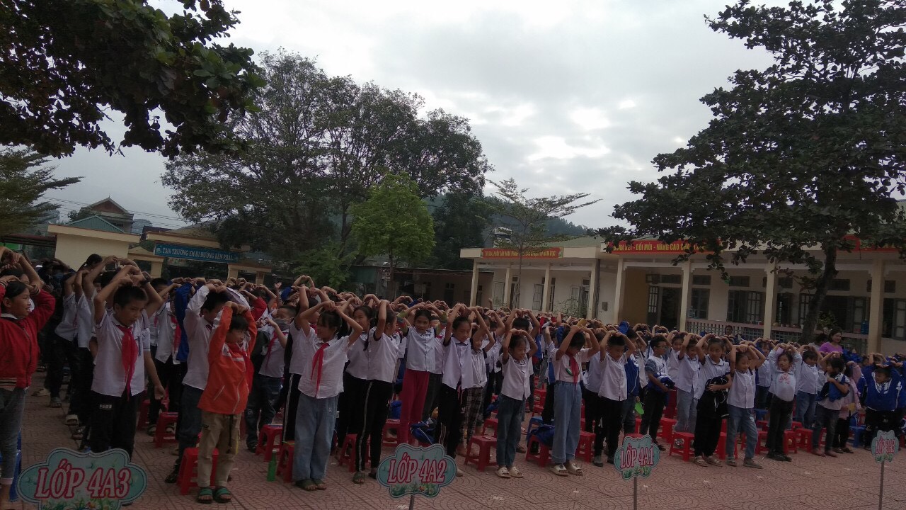 Chuyên đề "Biết ơn thầy cô" là cơ hội để các em học sinh trường TH & THCS Tử Nê thể hiện lòng biết ơn đến các thầy cô giáo của mình. Những lời cảm ơn, xin lỗi của các em học sinh khiến các thầy cô rơi những giọt lệ vì xúc động. Tuổi học trò – Cái tuổi hồn nhiên, trong sáng với biết bao những kỉ niệm vui buồn, những sự ngỗ nghịch đáng yêu và cả những niềm hạnh phúc. Mỗi con người khi đã lớn lên có lẽ đều để lại những dấu ấn riêng cho mình về khoảng thời gian đẹp nhất trong đời ấy. Tuổi học trò với những mộng mơ, những lo âu bất chợt, những ý tưởng chợt đến rồi chợt đi. Tất cả đều được vun đắp và lớn lên dưới mái trường – nơi ta luôn có bạn bè và thầy cô bên cạnh sẻ chia những vui buồn cùng ta.  Mấy ai là kẻ không thầy  Thế gian thường nói không thầy sao nên.  Thầy cô, chỉ với hai tiếng thôi mà sao chúng em cảm thấy cao quý và thiêng liêng đến vậy. Có lẽ rằng, tình yêu nghề, yêu trẻ thơ đã ngấm sâu vào trong mỗi con người. Để đến khi trở thành những thầy giáo, cô giáo sự nhiệt huyết, tận tình trong mỗi con người lại dâng trào lên. Thầy cô chính là những người dẫn đường chỉ lối cho chúng em trên con đường đời của riêng mình, người vun đắp những ước mơ của chúng em vào một tương lai tươi sáng hơn.  Mỗi thầy cô giáo là một người lái đò cần mẫn. Khi năm học kết thúc cũng chính là lúc những chuyến đò đã bắt đầu cập bến. Một chuyến đò với biết bao công sức và tâm huyết. Một chuyến đò chở biết bao tri thức, tình cảm mà thầy cô muốn gửi vào mỗi chúng em. Chúng em biết rằng để làm được điều đó thầy cô đã phải thức khuya, miệt mài, cặm cụi bên trang giáo án. Chúng em biết rằng đó là tất cả những giọt mồ hôi, nước mắt của các thầy cô. Tình yêu thương vô bờ bến ấy chúng em sẽ luôn trân trọng và cất giữ mãi trong trái tim. Thầy cô không những cho chúng em tri thức để từng ngày trôi qua là lúc chúng em bước lên cao hơn với nấc thang kiến thức. Thầy cô còn là người dạy cho chúng em biết, dạy cho chúng em hay về những đạo lí làm người. Đó cũng là những bài học đường đời đầu tiên mà chúng em được học từ thầy cô. Thầy cô là người dạy chúng em biết học, biết viết, biết làm những gì nên làm, biết nói những gì nên nói, biết khi nào nên im lặng để lắng nghe ý kiến của người khác; Người đã dạy em biết khóc, biết cười đúng lúc, biết quan tâm đến những người xung quanh, biết không làm ngơ trước những mảnh đời bất hạnh; Người dạy em biết thế nào là tình yêu thương, thế nào là đoàn kết cũng như làm thế nào để vượt qua đau khổ, thất bại. Những bài học tưởng chừng như đơn giản ấy sẽ là những hành trang vô cùng quý giá để chúng em bước vào đời.