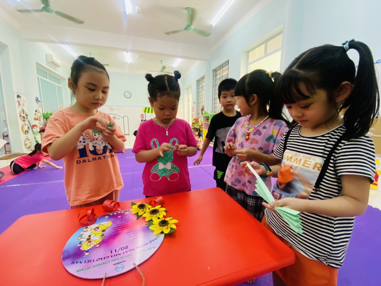 Các con rất hứng thú trong hoạt động gấp quạt, dán hoa