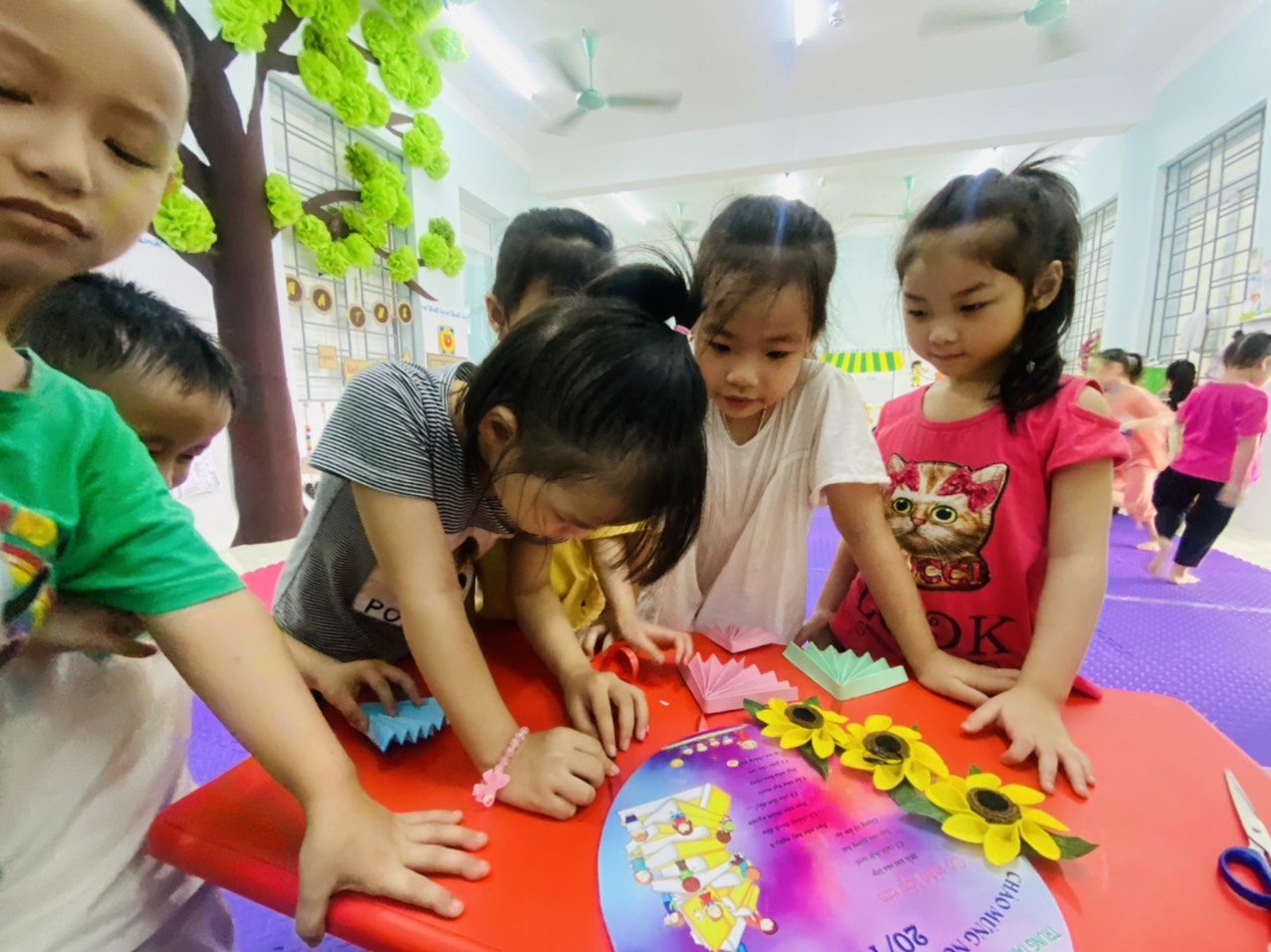 Khi tháng 11 ùa về cũng là thời điểm cô trò khắp nơi trên cả nước háo hức chào mừng ngày nhà giáo Việt Nam 20/11. Trước ngày trọng đại này, Các em học sinh Trường mầm non Tân Thịnh B được các cô giáo của Trung tâm phát triển tài năng Superkids Việt Nam hướng dẫn hoạt động "Trang trí tranh tặng cô ngày 20/11". Với những lời chúc tốt đẹp gửi đến các cô giáo chủ nhiệm. Chúc các cô luôn mạnh khỏe, hạnh phúc, công tác tốt. Luôn tràn đầy năng lượng và lửa nhiệt huyết trong sự nghiệp giáo dục thế hệ tương lai. Ngày nhà giáo Việt Nam 20/11 là dịp cho các con bày tỏ tình cảm của mình với các cô giáo. hàng ngày các cô đã yêu thương, chăm sóc các con trong từng bữa ăn, giấc ngủ. Dạy cho các con những điều hay lẽ phải giúp cho các con phát triển toàn diện về các lĩnh vực khác nhau như: Nhận thức, ngôn ngữ, thể chất,thẩm mĩ, kỹ năng sống ... Trung tâm phát triển tài năng Superkids Việt Nam liên tục tuyển sinh Dành cho học sinh từ 3-18 tuổi. #Lớp_MC_nhí. #lớp_KNS_Đánh_thức_tiềm_năng. #Tổ_chức_tour_Du_lịch_trải_nghiệm #Giảng_dạy_chuyên_đề_Kỹ_năng_sống_tại_nhà_trường. Ngõ 445 Đường Hòa Bình, Phường Phương Lâm, TP Hòa Bình, Tỉnh Hòa Bình. Website: www.superkids.net.vn Liên hệ: Em Lan 0343388133