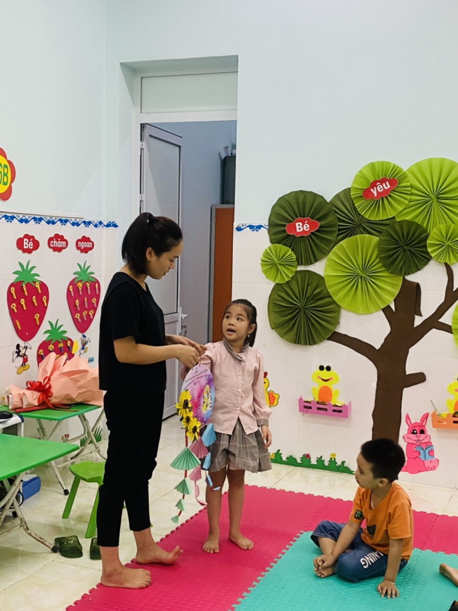 Các cô rất vui khi nhận được bức tranh do chính tay các con làm.