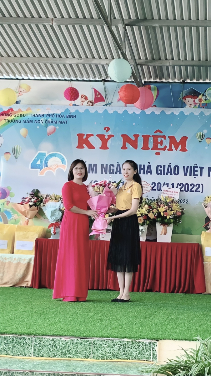 Cán bộ Trung tâm lên tặng hoa và chúc mừng cô và trò Trường mầm non Chăm Mát nhân ngày 20/11