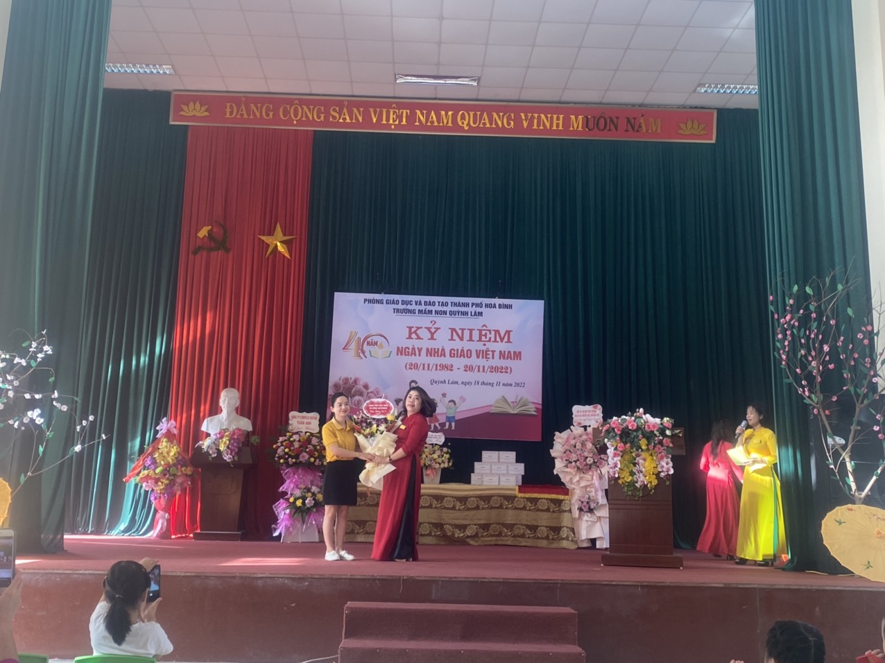 Cán bộ Trung tâm tặng hoa và chúc mừng cô và trò Trường mầm non Quỳnh Lâm nhân ngày Nhà giáo Việt Nam 20/11